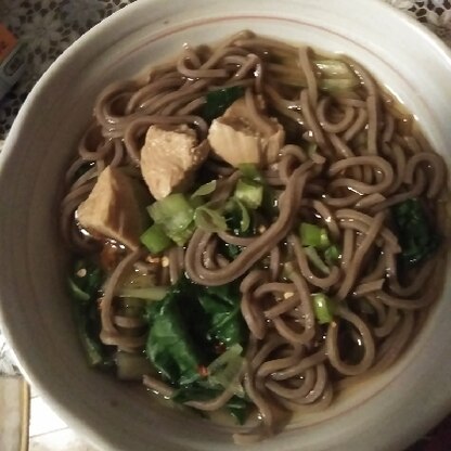 鳥肉と蕎麦がちょうど冷蔵庫に有ったので、これだ！と。今日は雨で食欲が無かったですが食べられました。美味しかったです！